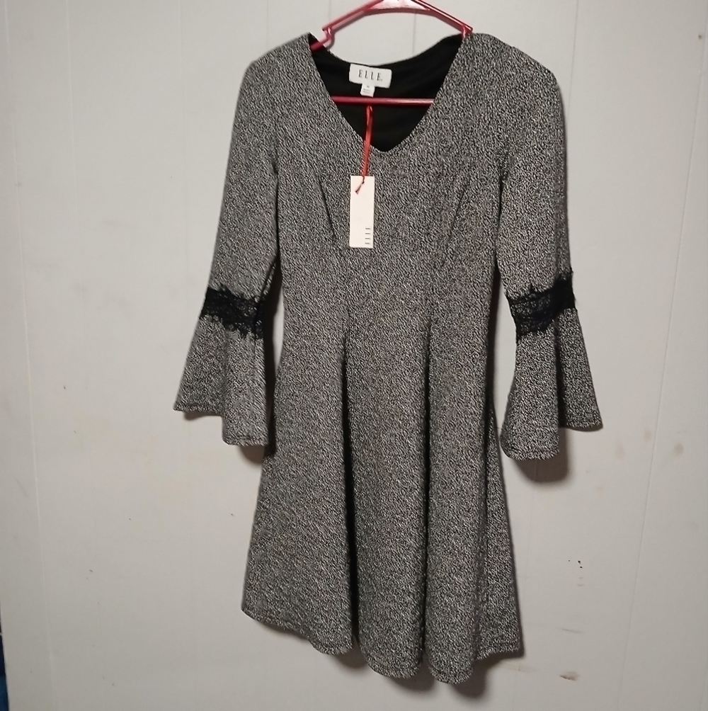 Elle ladies black and white long sleeve Pullover dress. Size XS